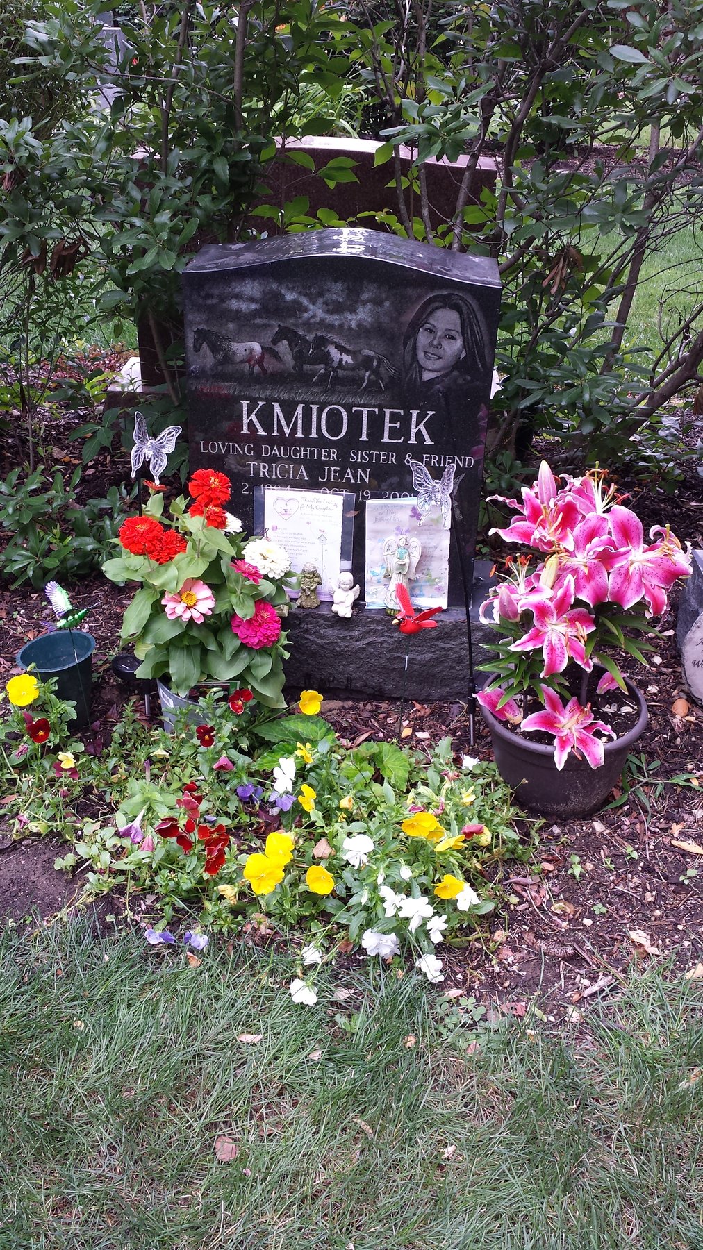 Tricia Jean Kmiotek’s headstone surrounded by flowers — August 2014